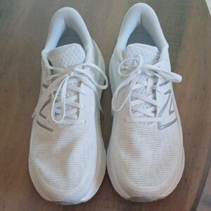 New Balance KAIHA ROAD FRESH FOAM SHOE Size 9 White